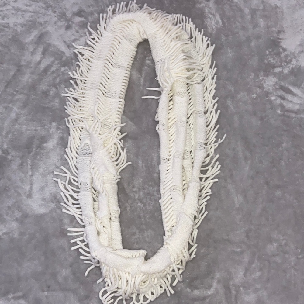 OS, white knitted scarf.